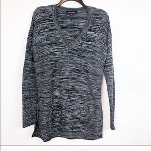 🌺 3/$20 Ellen Tracy Black/White V-neck Sweater